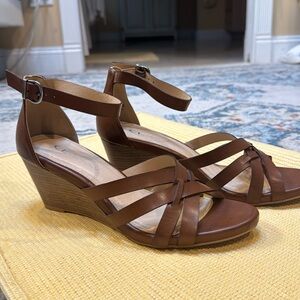 NWT CL by Laundry wedge sandal